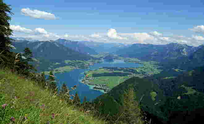 Ausblick auf den unteren Wolfgangsee mit umliegenden Bergen