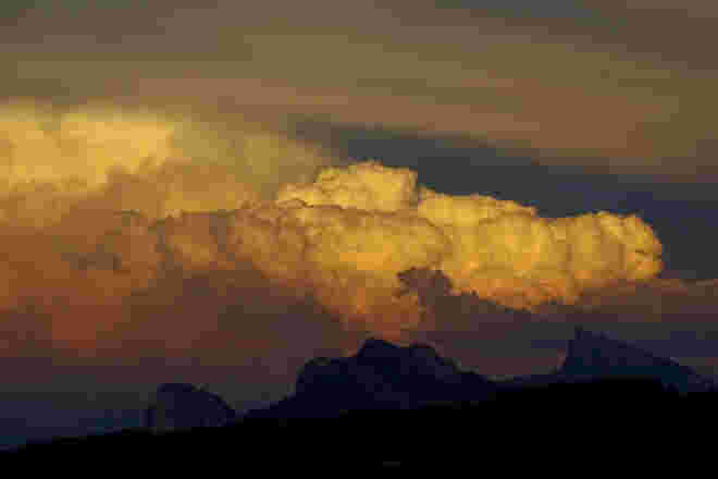 Gewitterwolken, beschienen von der untergehenden Sonne
