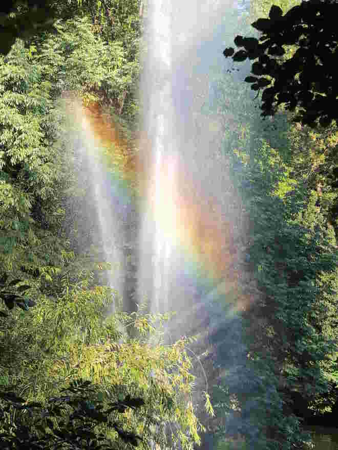 farbenfroher Springbrunnen