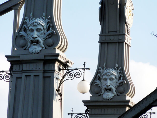 Masken auf der Länderbrücke