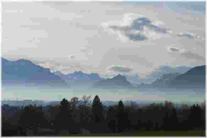 Blaue Berge und Nebeldecke