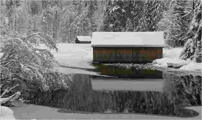 Verschneiter See