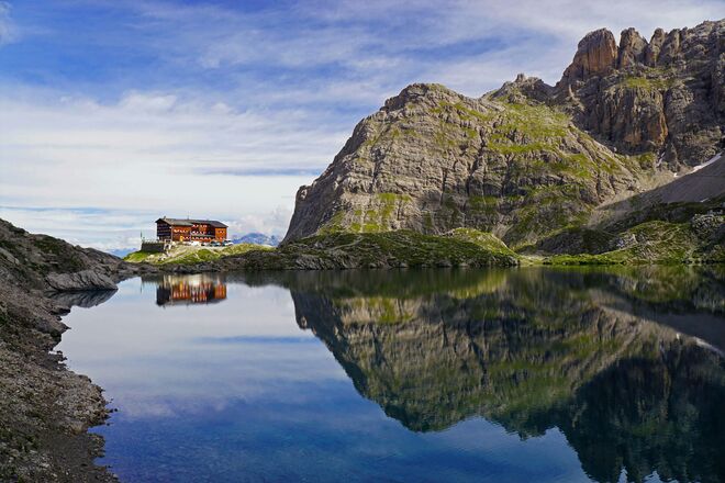 Laserzsee mit Karlsbaderhütte