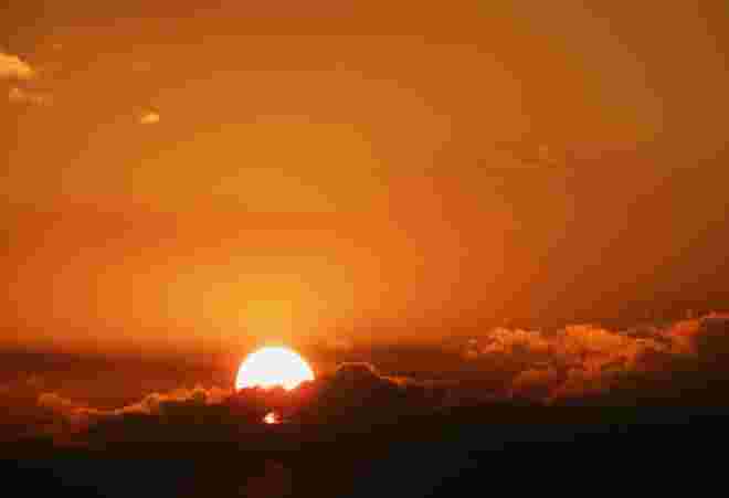 Sonnenuntergang in Rot-Orange