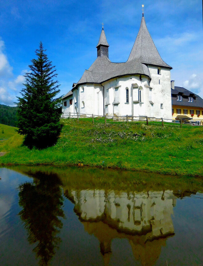 Schön geschwungenes Schindeldach