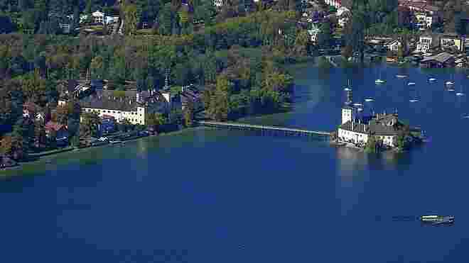 Blick auf Schloss Ort am Traunsee in Gmunden