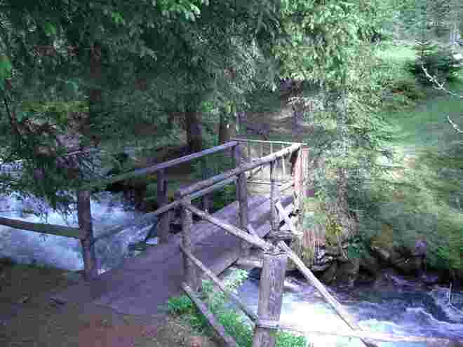 Die Brücke am Fluß