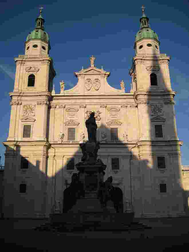 Franziskanerkirche beschattet den
