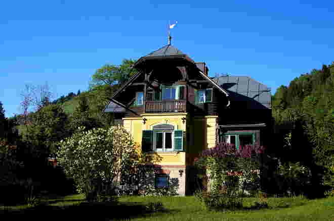 Eine der schönen Villen am See in Thumersbach