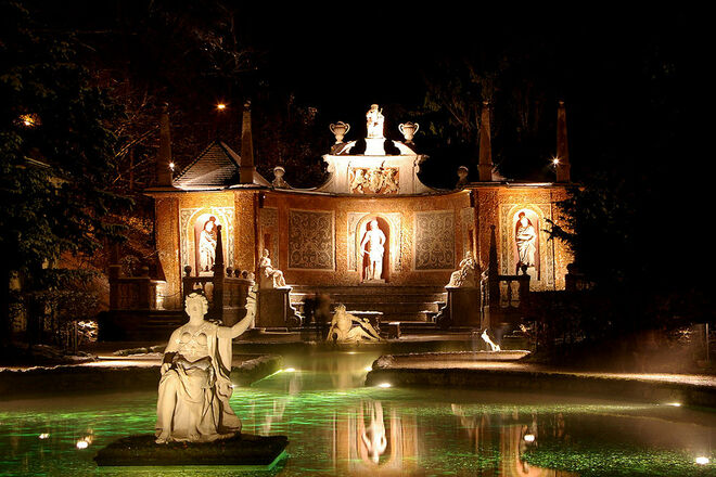 Wasserspiele bei Nacht