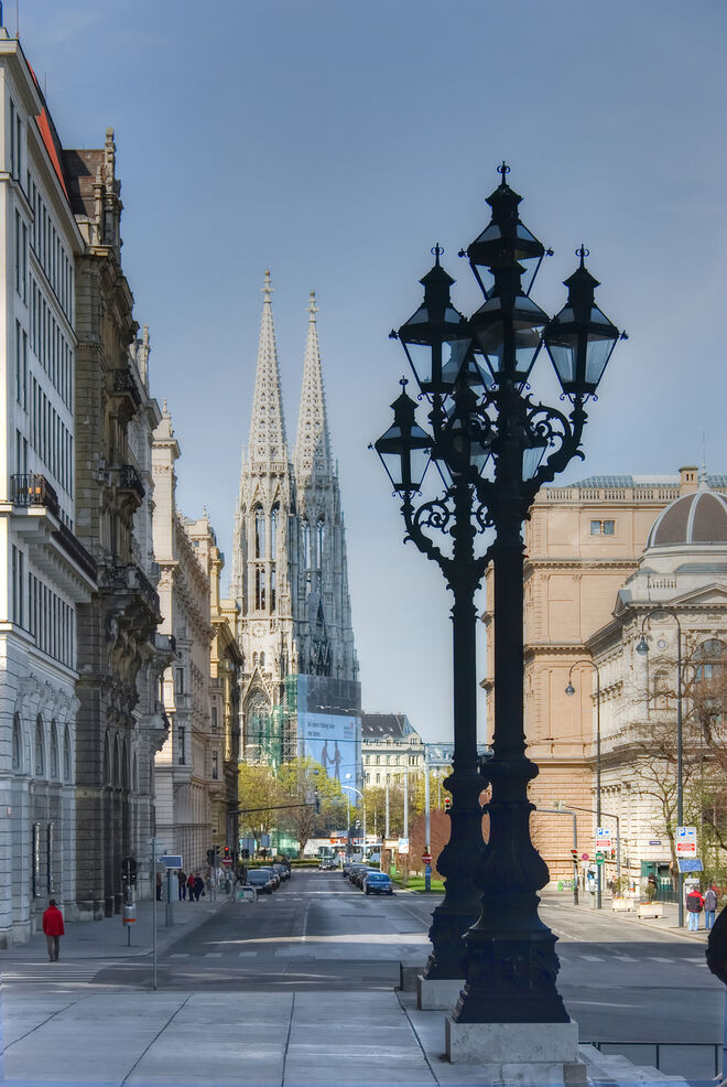 Die Wr. Votivkirche vom Rathaus aus gesehen.(Auch, wie der Steffl, eine ewige Baustelle).