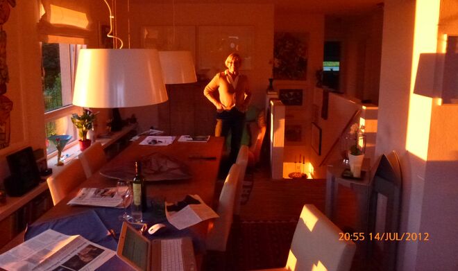 Der Sonnenuntergang  erhellt den Raum