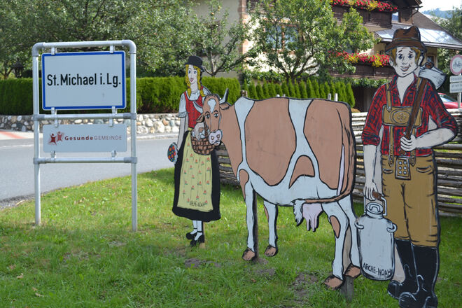 Aus Laubholz bemalte Figuren