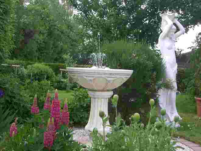 Brunnen + Statue