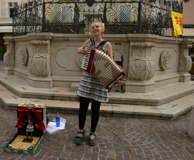 Eine hübsche Stadtmusikantin