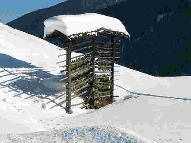 Heuschober im Schnee
