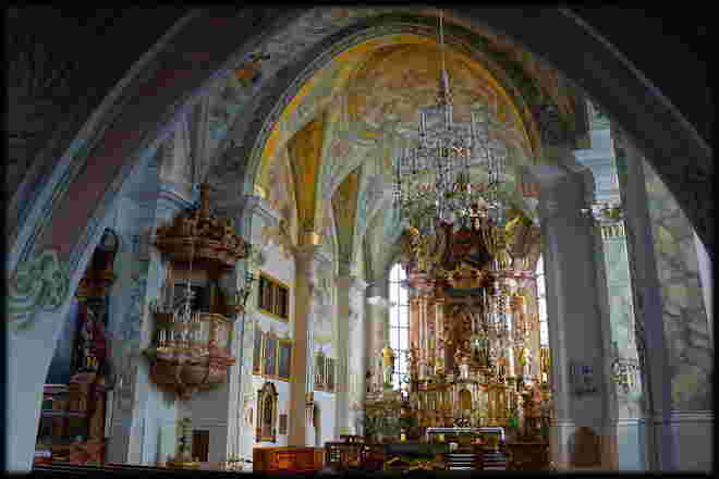 Noch mit weihnachtlichem Schmuck - Wallfahrtskirche Maria Alm