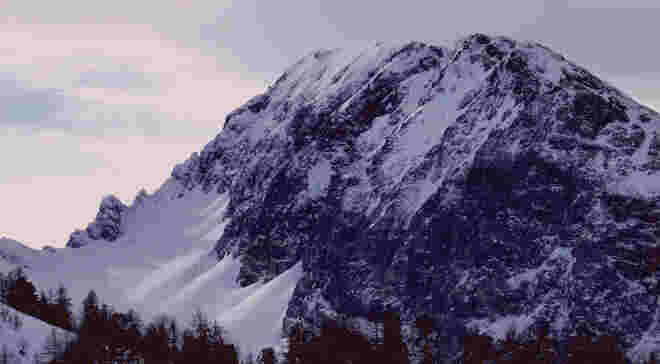 Permuthwand, perlmuttfarbig beleuchtet