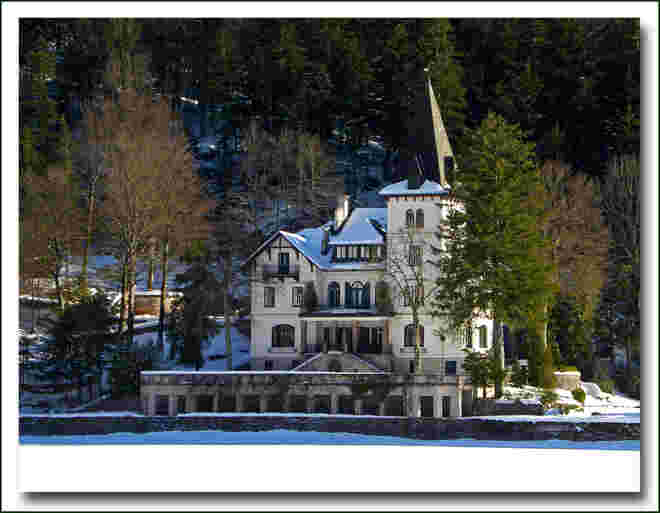 Villa Castiglioni am zugefrorenen Grundlsee