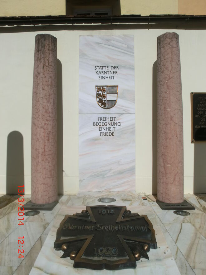 Vor dem Klagenfurter Landhaus