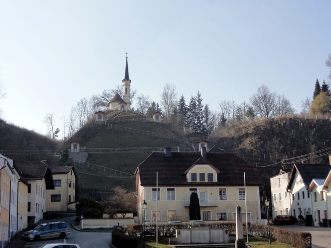 der neu gestaltete Kalvarienbergweg auf den Schlossberg in Uttendorf