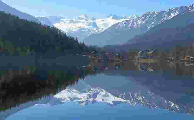 Der Dachstein spiegelt sich im See