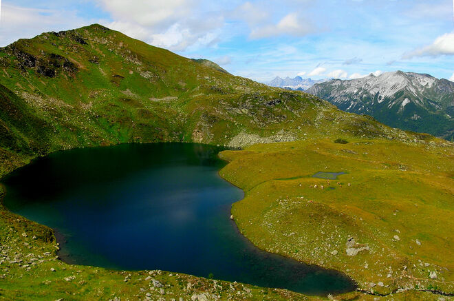 Noch sind die Bergflanken grün