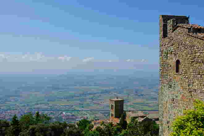 Blick von der Fortezza de Girifalco auf Santa Margherita und das weite Land