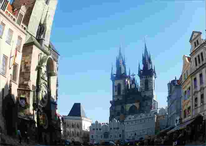 Hauptplatz mit astronomischer Uhr