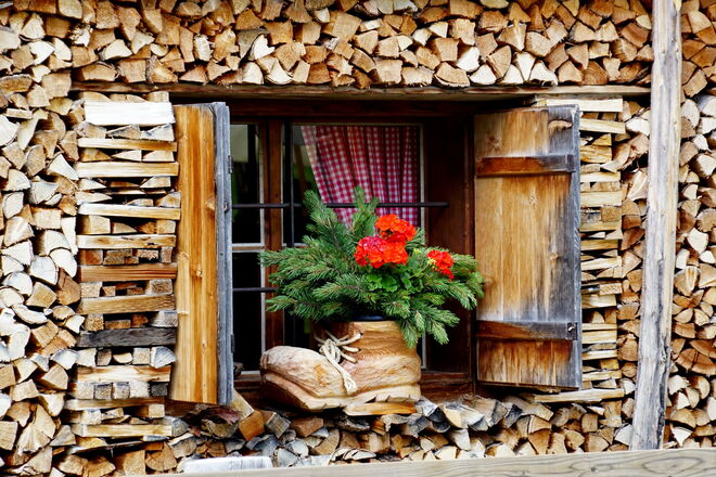 Das geschmückte Almhüttenfenster