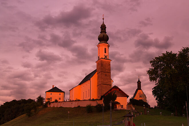 Die letzten Sonnenstrahlen beleuchten die Bergheimer Pfarrkirche