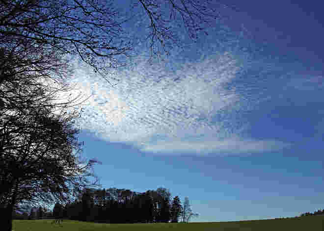 Wolken am blauen Himmel