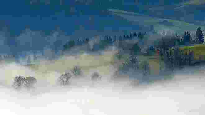 Langsam verdrängt die Sonne den Nebel
