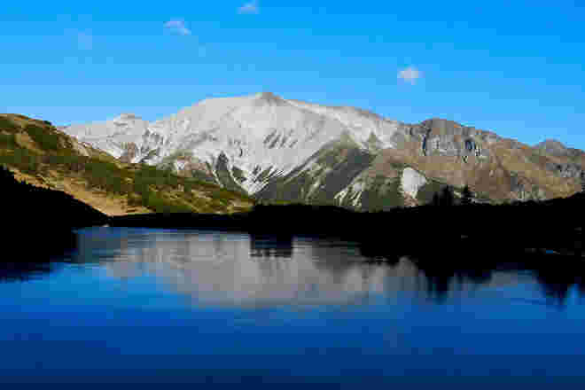 Heller Fels, dunkles Wasser