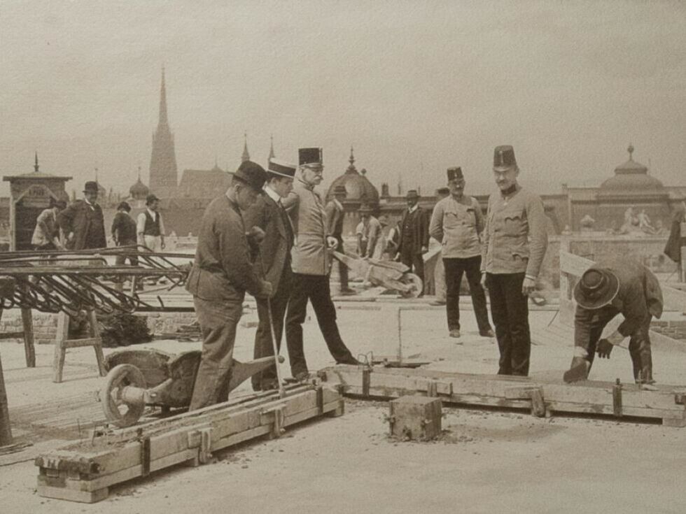 Photoinstitut Bonartes vabi na ogled fotografij Marianne Strobl, ki razkrivajo zgodovino gradnje Dunaja