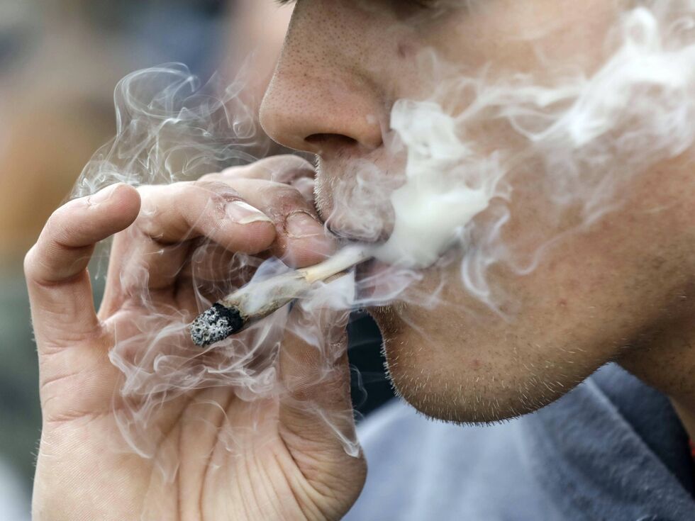 Prometna nesreča v Maxglanu: voznik pod vplivom konoplje povzročil poškodbe