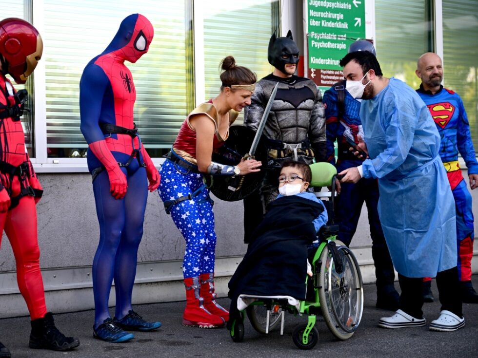 Dunajski policisti preoblečeni v superjunake razveselili otroke v AKH