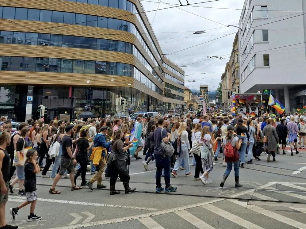 V Innsbrucku odmevala "Happy Pride" ob praznični paradi