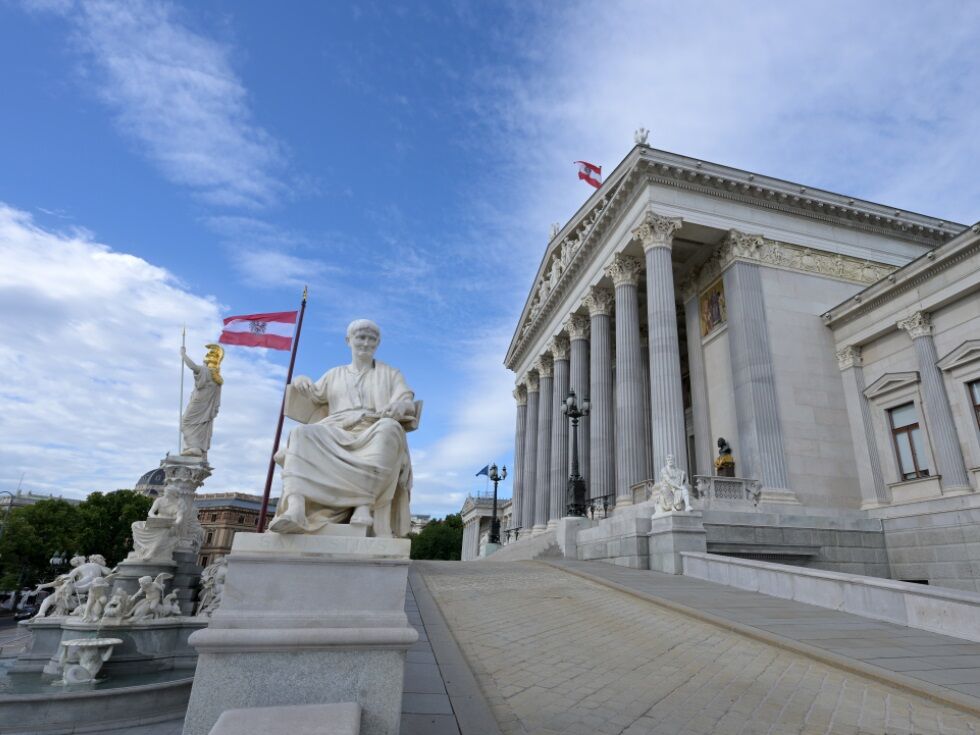 Na Dunaju obsodili moškega na 10 let zapora zaradi poskusa umora policistov pred parlamentom