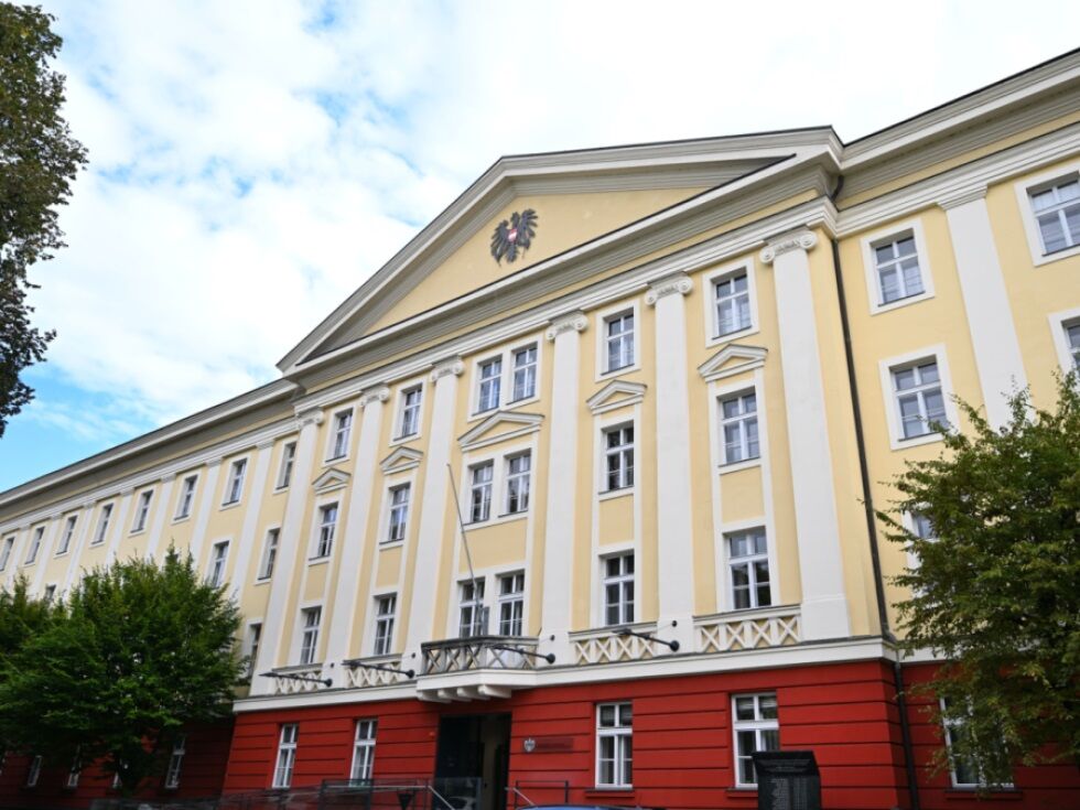 Sojenje v primeru smrti oskrbovanca v domu za starejše v Koroški preloženo