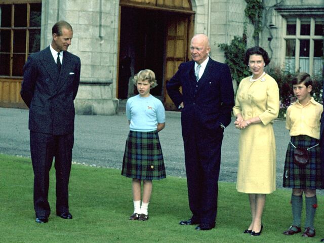 1959: Queen Elizabeth mit ihrer Familie und Präsident Eisenhower.  