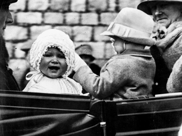 1927: Queen Elizabeth II. im Alter von einem Jahr. Geboren wurde sie am 21. April 1926.  