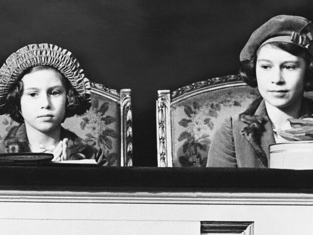 1938: Elizabeth und ihre Schwester Margaret.  