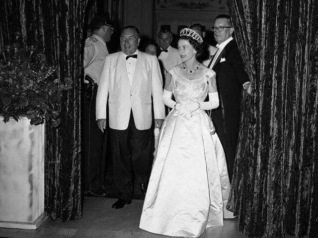 1959: Die Queen bei einem Empfang in den USA.  