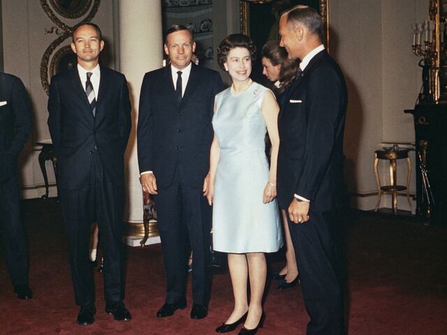 1969: Die Queen trifft die Astronauten Neil Armstrong, Michael Collins und Edwin &#8222;Buzz&#8220; Aldrin.  