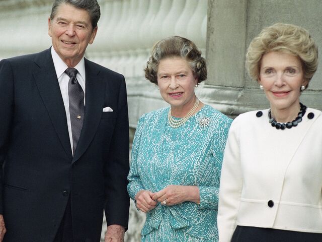 1989: Die Queen mit Ronald und Nancy Reagan.  