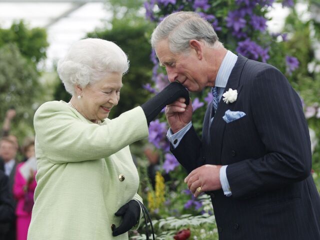 2008: Die Queen bei der Blumenshow in Chelsea mit Prinz Charles.  