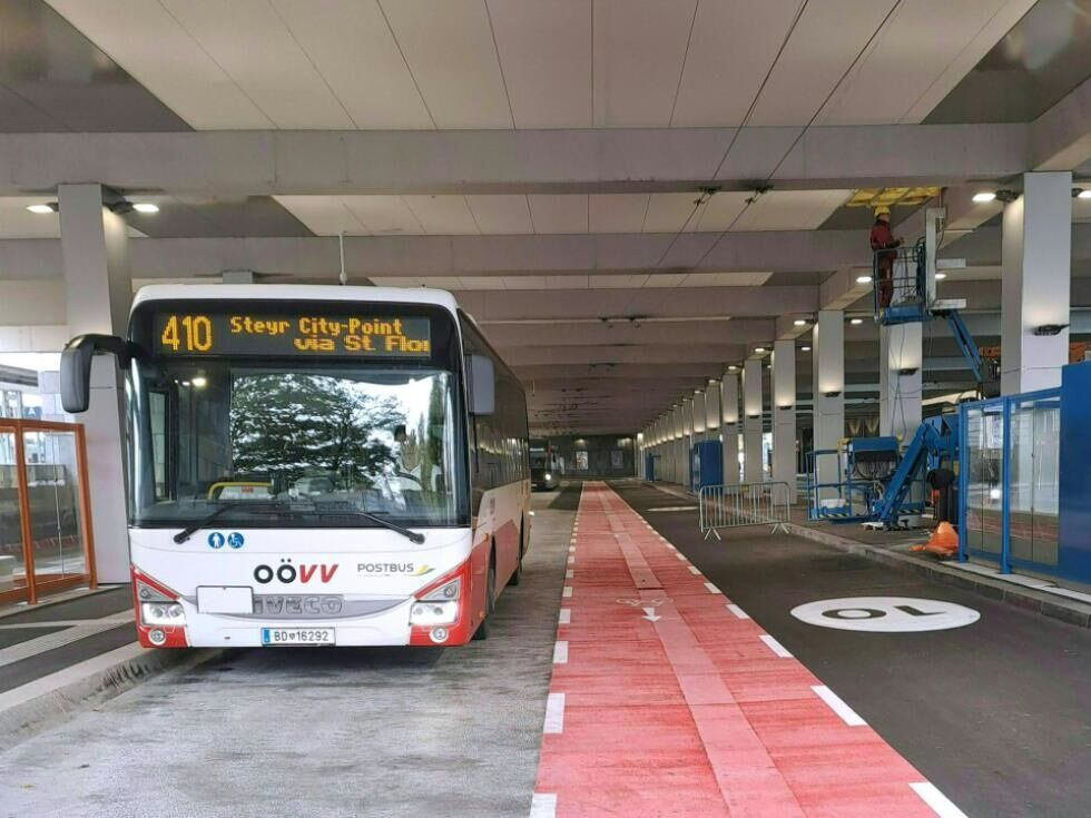 Novozgrajeni avtobusni terminal v Linzu zmeda zaradi kolesarske steze