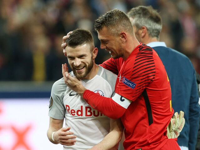 Valon Berisha und Alexander Walke jubeln.  