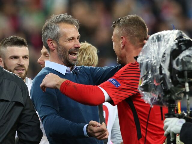 Trainer Marco Rose ist überglücklich.  